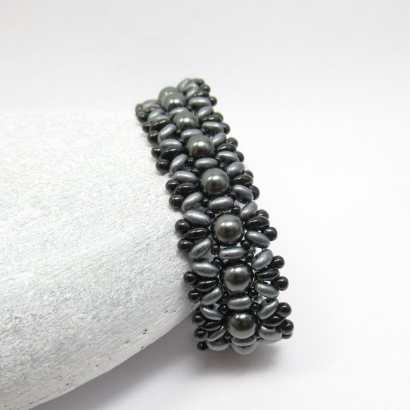 Hand woven bracelet with dark grey Swarovski pearls - Picture 1 of 8